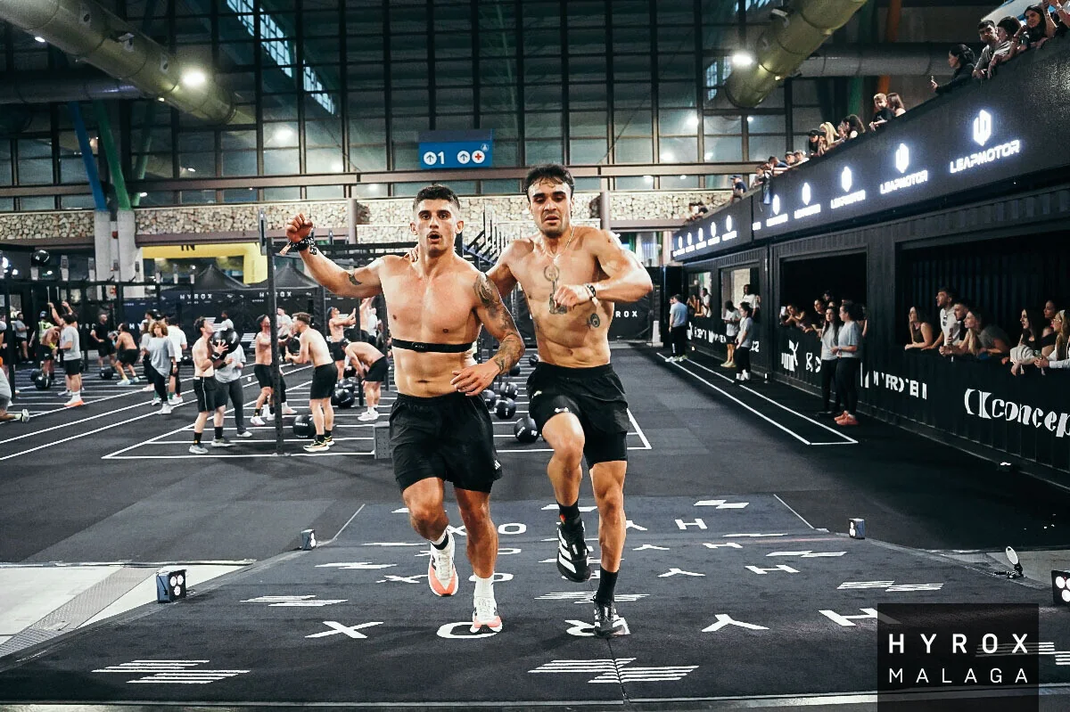 Dos atletas de GRD cruzan juntos la meta de una competición HYROX